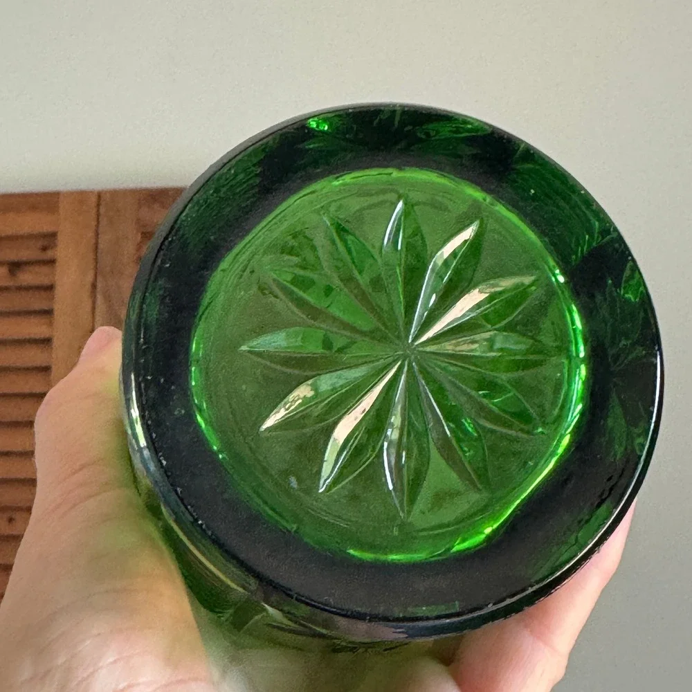 Vintage Emerald Green Pressed Glass Vase Starburst Sawtooth Scalloped Rim 8